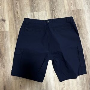 Mens bermuda short. Size waist 38. Navy blue. Wind River brand. Side pockets.